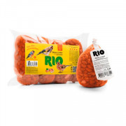 Rio арахис в сетке для подкармливания птиц в природе
